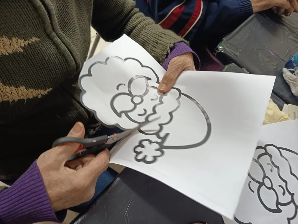 Taller de decoración navideña en Peralejos de Arriba lleno de ilusión e imaginación