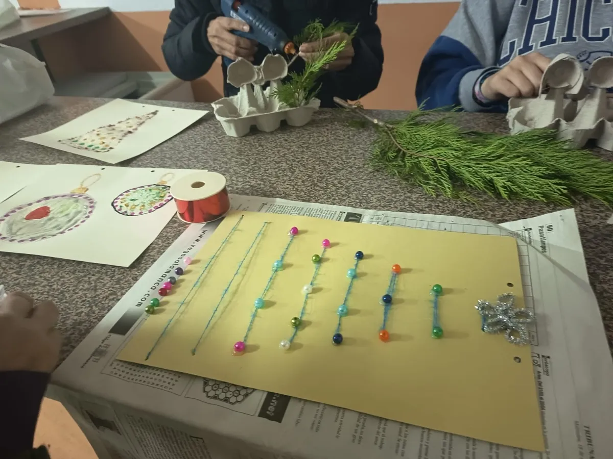 Taller de decoración navideña en Peralejos de Arriba lleno de ilusión e imaginación