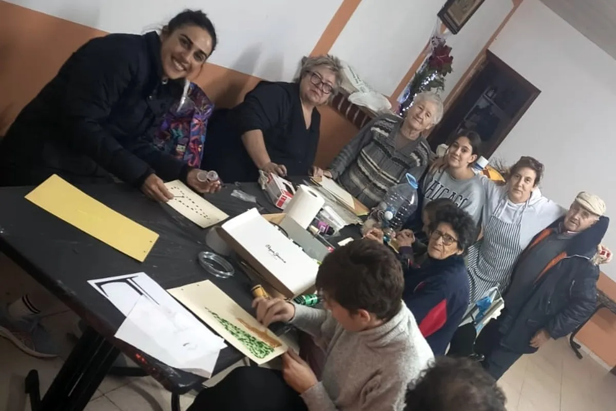 Taller de decoración navideña en Peralejos de Arriba lleno de ilusión e imaginación
