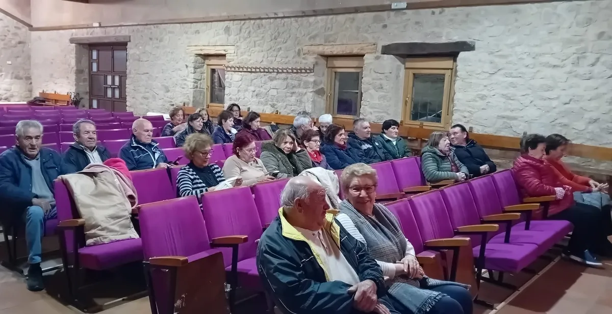 Taller de sensibilización en Cipérez con la obra de teatro 'Si tú me dices ven, no llegues tarde