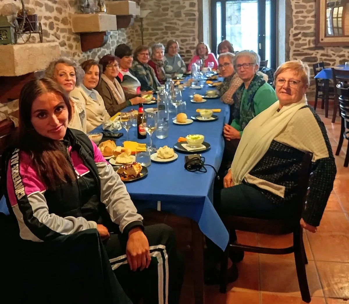 Comida de hermandad para finalizar el curso de gimnasia en Sobradillo
