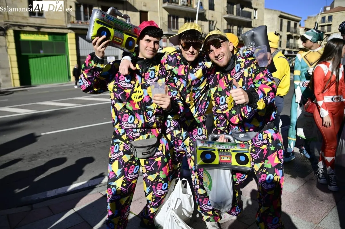 Los alumnos de Educación toman el centro de Salamanca con disfraces y charanga en el día grande de sus fiestas | FOTOS: SALAMANCArtv AL DÍA