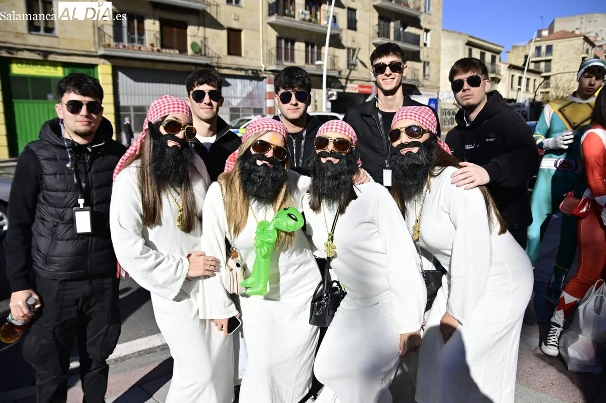 Los alumnos de Educación toman el centro de Salamanca con disfraces y charanga en el día grande de sus fiestas | FOTOS: SALAMANCArtv AL DÍA