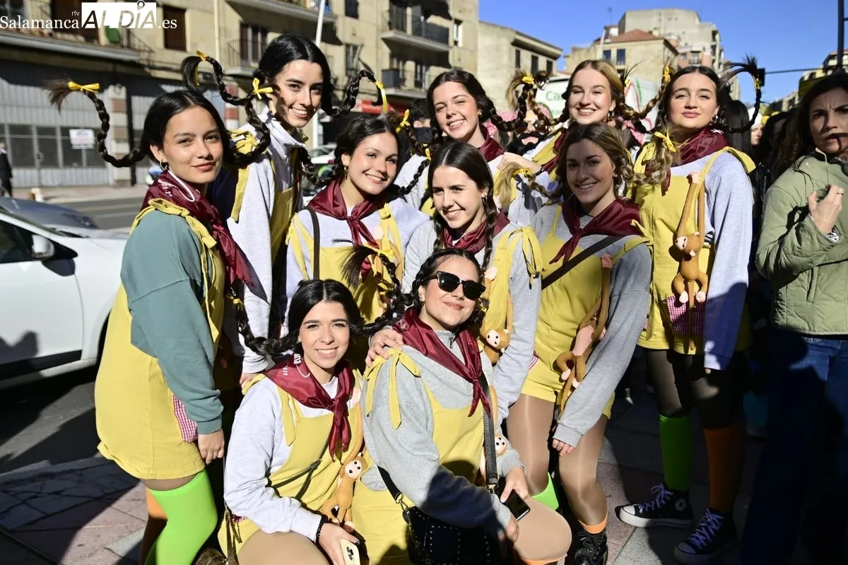 Los alumnos de Educación toman el centro de Salamanca con disfraces y charanga en el día grande de sus fiestas | FOTOS: SALAMANCArtv AL DÍA