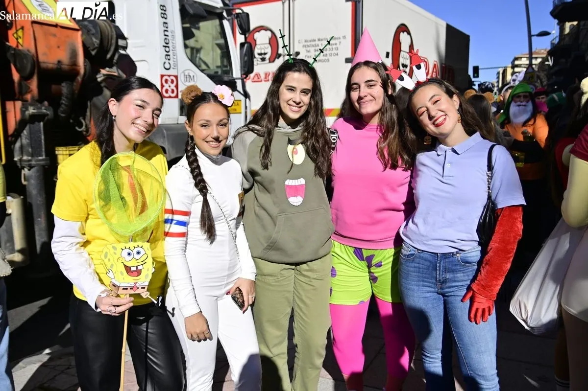 Los alumnos de Educación toman el centro de Salamanca con disfraces y charanga en el día grande de sus fiestas | FOTOS: SALAMANCArtv AL DÍA