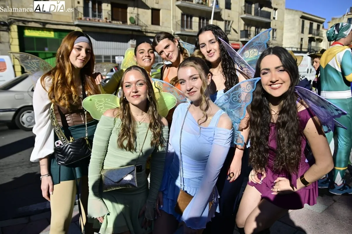 Los alumnos de Educación toman el centro de Salamanca con disfraces y charanga en el día grande de sus fiestas | FOTOS: SALAMANCArtv AL DÍA