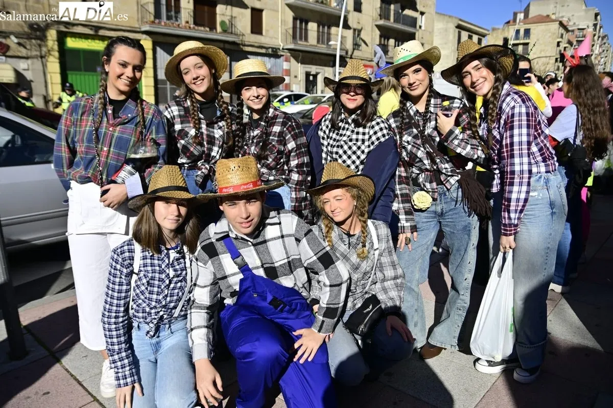 Los alumnos de Educación toman el centro de Salamanca con disfraces y charanga en el día grande de sus fiestas | FOTOS: SALAMANCArtv AL DÍA