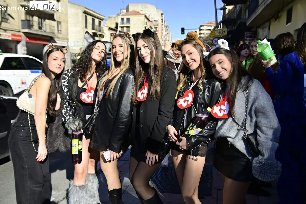 Los alumnos de Educación toman el centro de Salamanca con disfraces y charanga en el día grande de sus fiestas | FOTOS: SALAMANCArtv AL DÍA