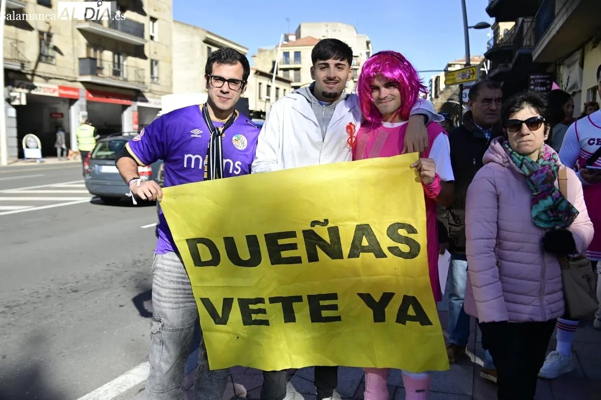 Los alumnos de Educación toman el centro de Salamanca con disfraces y charanga en el día grande de sus fiestas | FOTOS: SALAMANCArtv AL DÍA