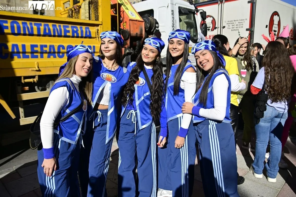Los alumnos de Educación toman el centro de Salamanca con disfraces y charanga en el día grande de sus fiestas | FOTOS: SALAMANCArtv AL DÍA