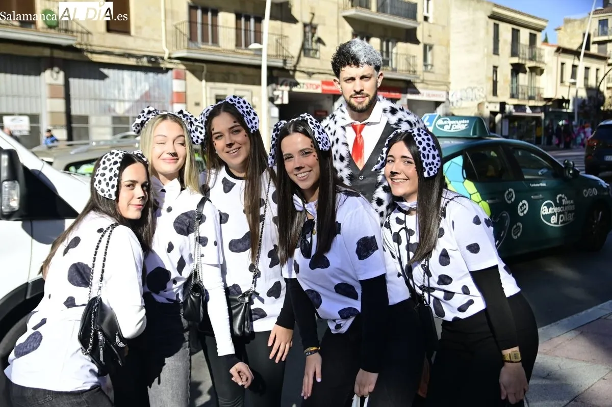 Los alumnos de Educación toman el centro de Salamanca con disfraces y charanga en el día grande de sus fiestas | FOTOS: SALAMANCArtv AL DÍA