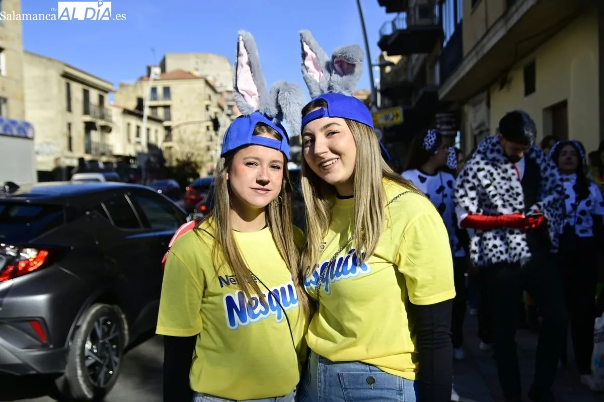 Los alumnos de Educación toman el centro de Salamanca con disfraces y charanga en el día grande de sus fiestas | FOTOS: SALAMANCArtv AL DÍA