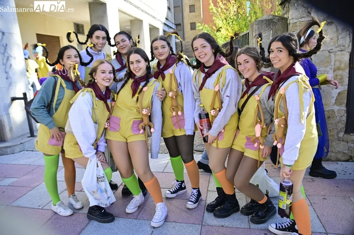 Los alumnos de Educación toman el centro de Salamanca con disfraces y charanga en el día grande de sus fiestas | FOTOS: SALAMANCArtv AL DÍA
