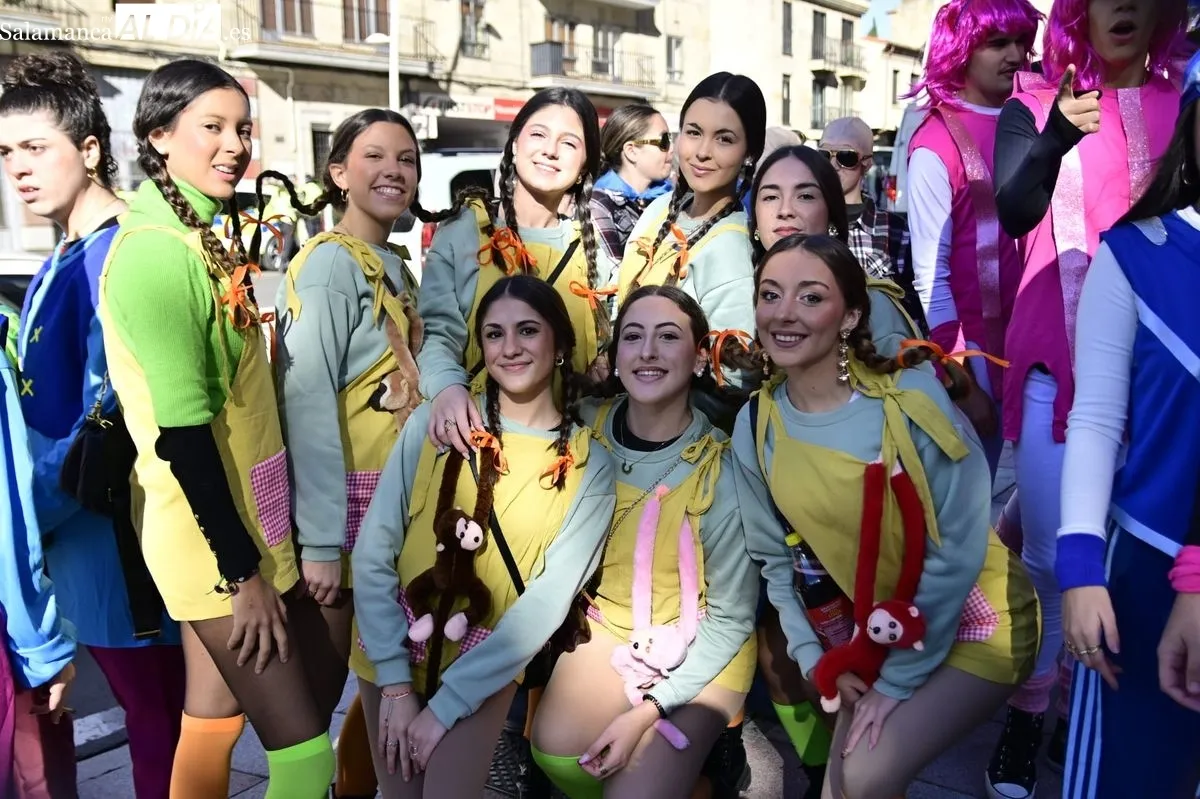 Los alumnos de Educación toman el centro de Salamanca con disfraces y charanga en el día grande de sus fiestas | FOTOS: SALAMANCArtv AL DÍA