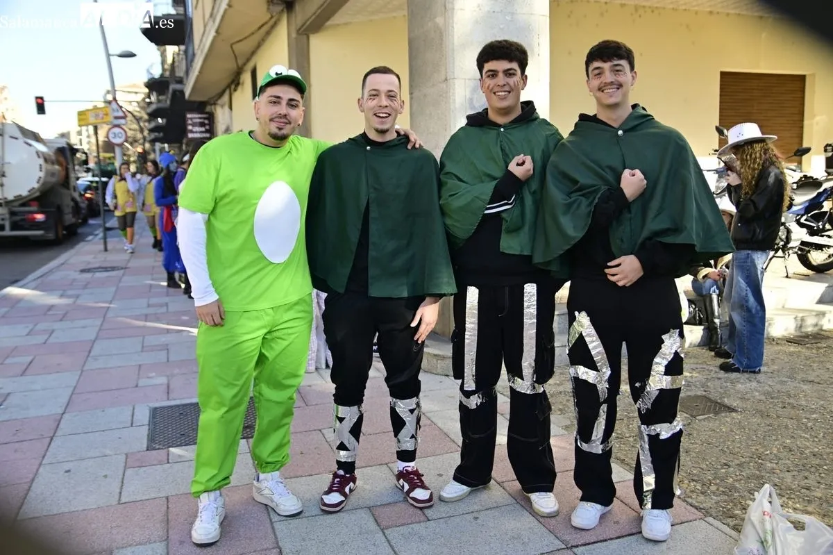 Los alumnos de Educación toman el centro de Salamanca con disfraces y charanga en el día grande de sus fiestas | FOTOS: SALAMANCArtv AL DÍA