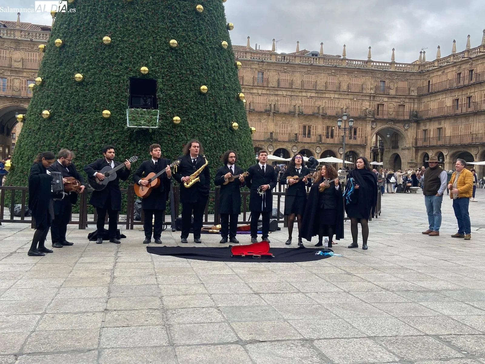 La Tuna de la Universidad de Coimbra sorprende a Salamanca con una actuación improvisada en la Plaza Mayor
