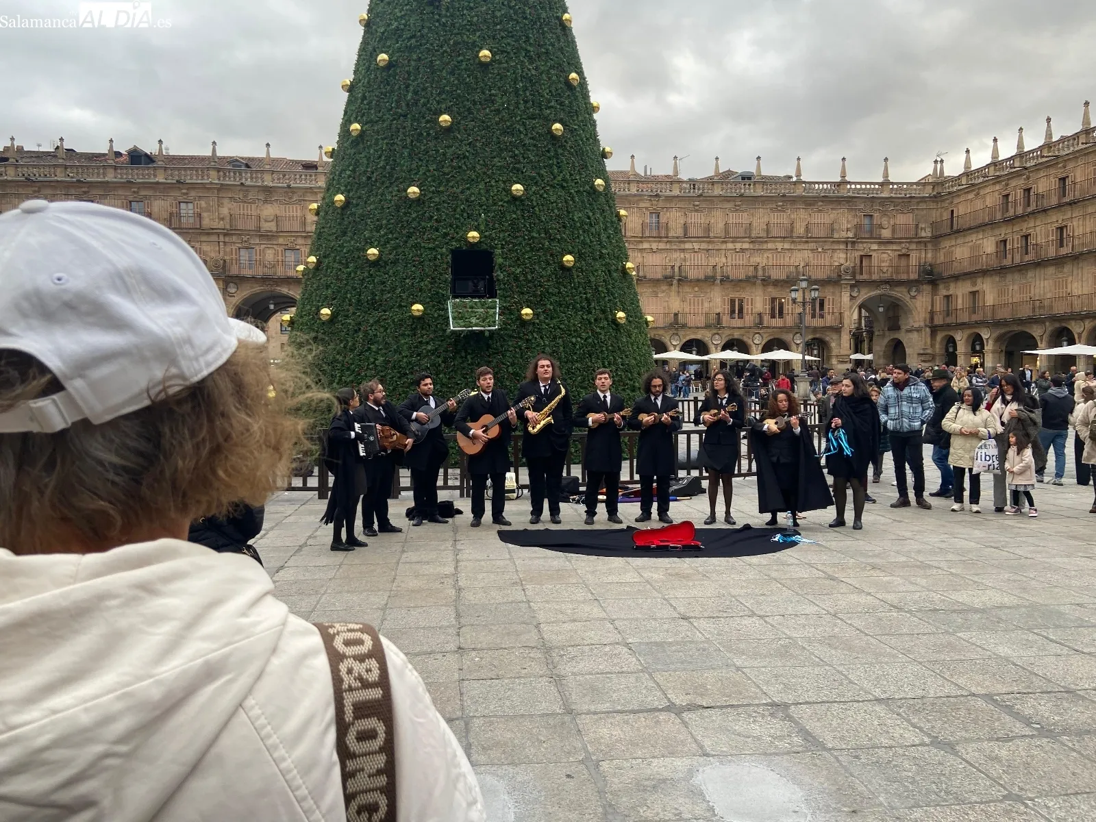 La Tuna de la Universidad de Coimbra sorprende a Salamanca con una actuación improvisada en la Plaza Mayor