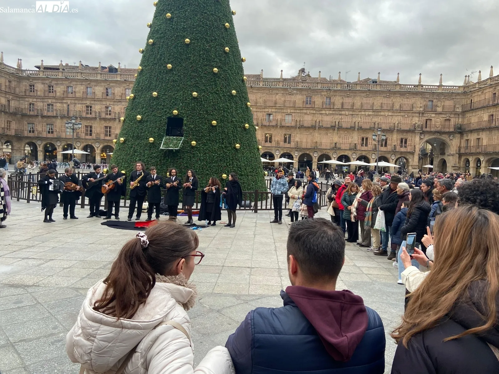 La Tuna de la Universidad de Coimbra sorprende a Salamanca con una actuación improvisada en la Plaza Mayor