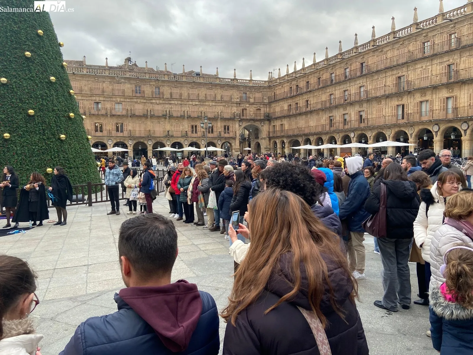 La Tuna de la Universidad de Coimbra sorprende a Salamanca con una actuación improvisada en la Plaza Mayor