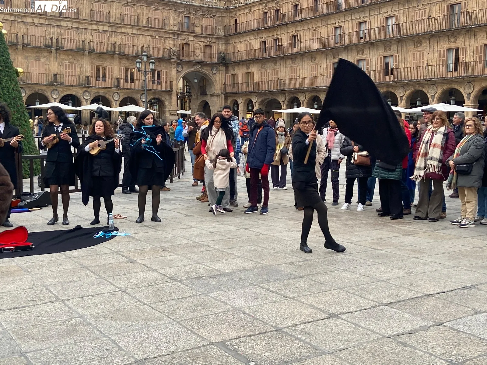 La Tuna de la Universidad de Coimbra sorprende a Salamanca con una actuación improvisada en la Plaza Mayor