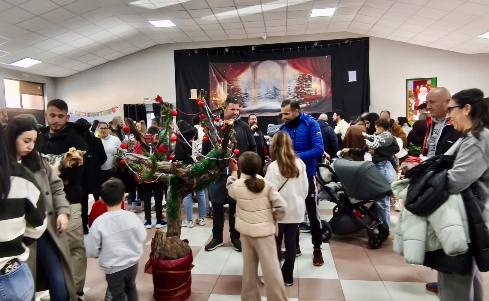 Foto 4 - Babilafuente se vuelca de manera masiva con La Sonrisa de M4r&iacute;a participando en la Marcha ben&eacute;fica y el Mercado Navide&ntilde;o