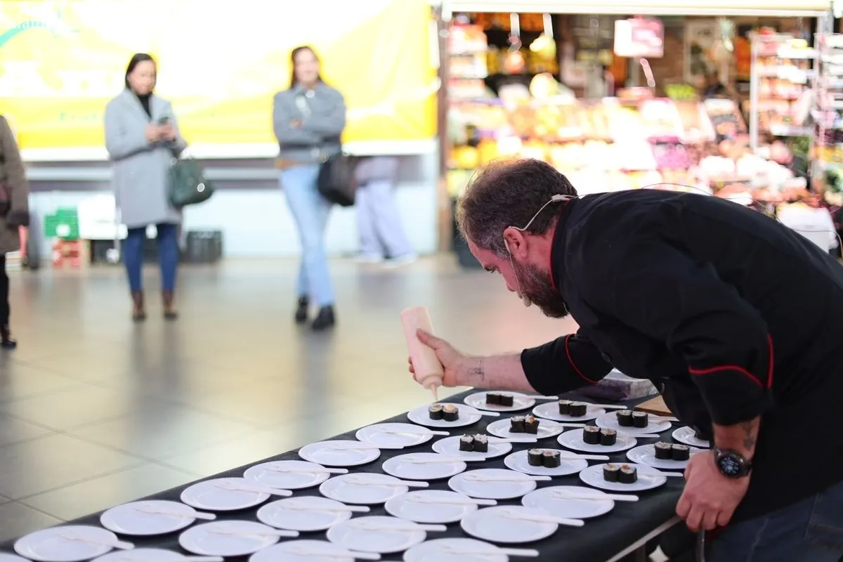 Actividad ‘Posicionamiento del mercado local. Showcooking en el mercado central de Salamanca' | FOTOS: David Sañudo  