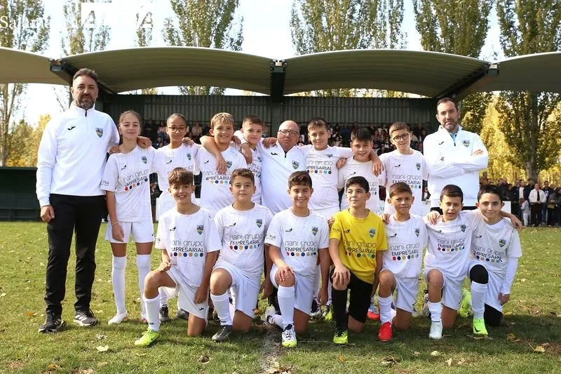 Foto 2 - El Alba de Tormes CF presenta a sus 160 jugadores para la temporada 2025-2026
