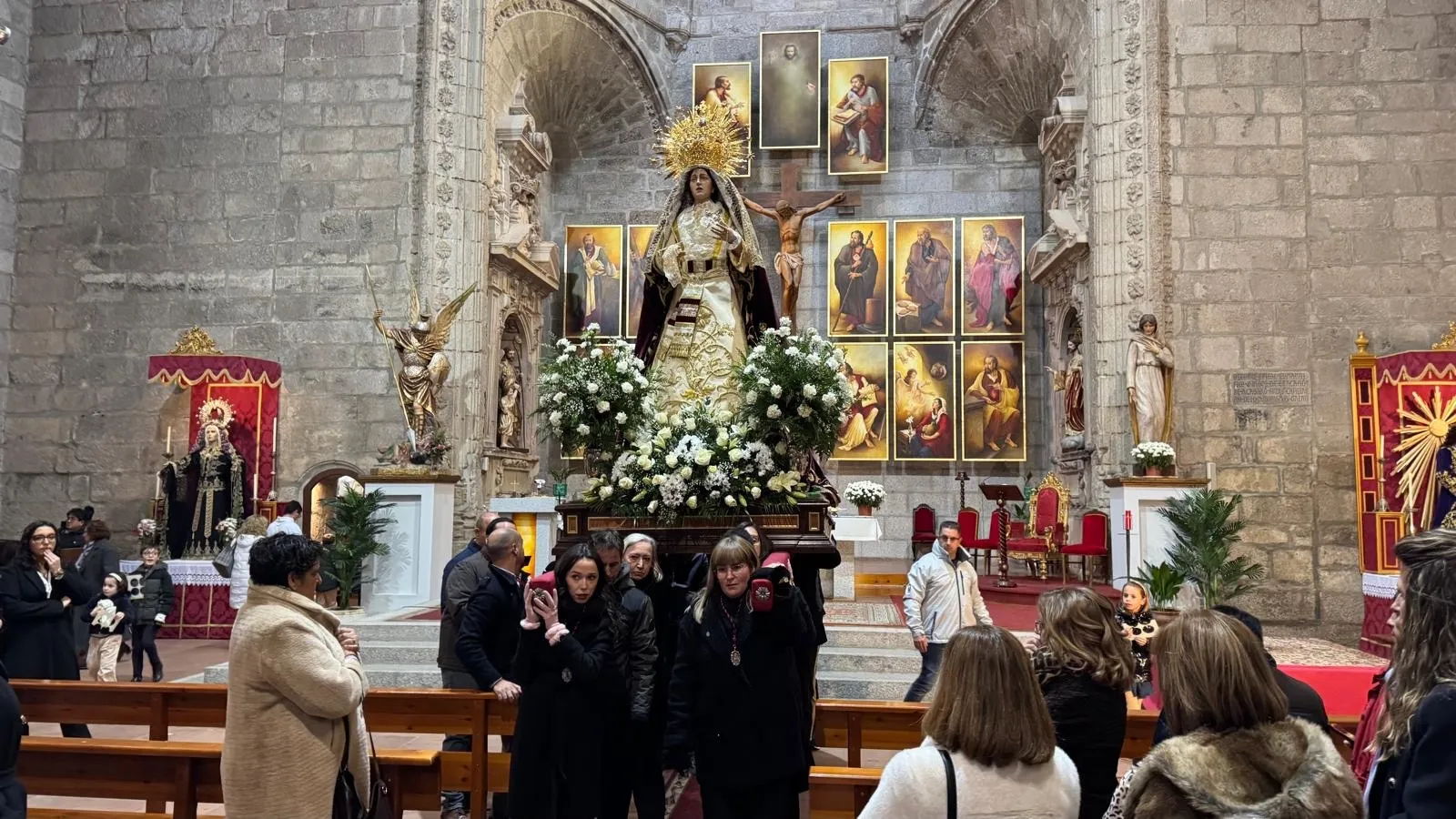 Foto 4 - Devoci&oacute;n y emoci&oacute;n en el d&iacute;a grande de Nuestra Se&ntilde;ora de las L&aacute;grimas