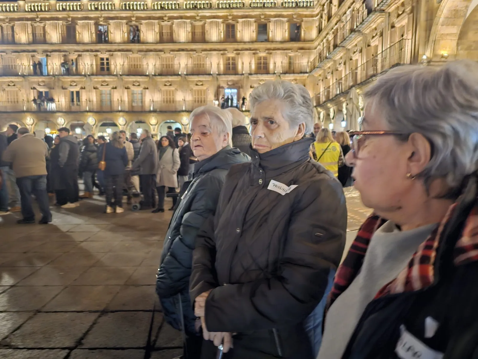 Usuarios de la Residencia Montevideo disfrutan de las luces de Navidad en Salamanca 