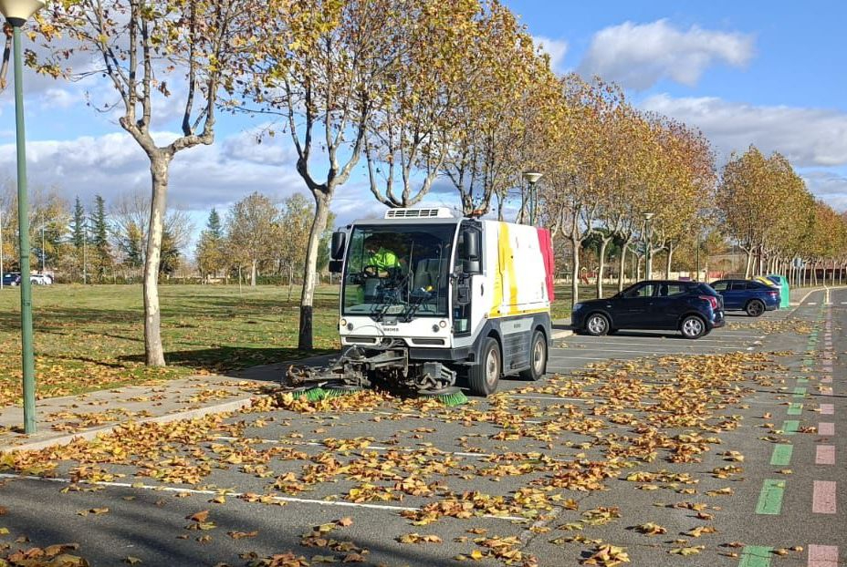 Limpieza en Villamayor: retiran hojas en Vega de Salamanca