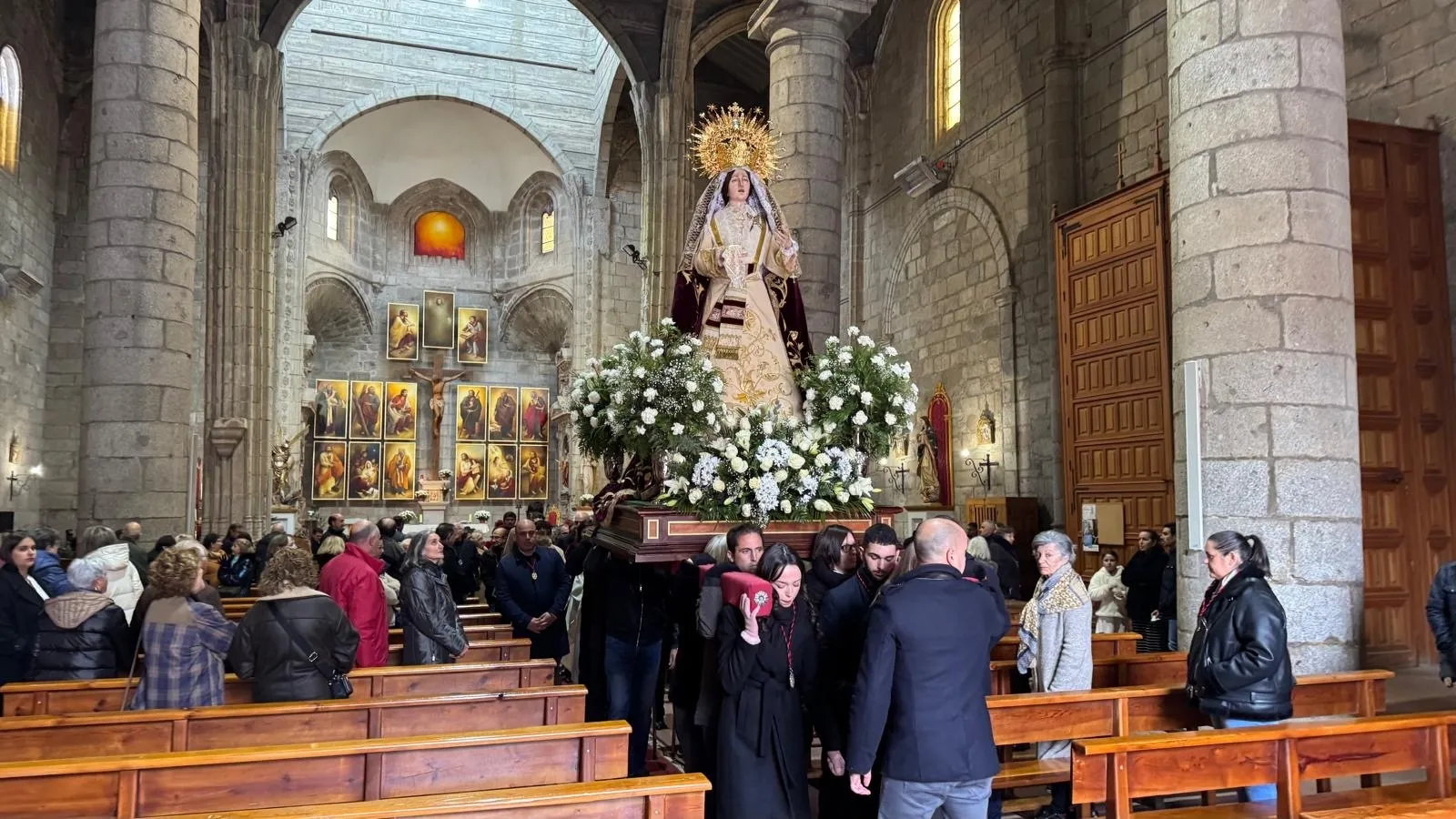 Foto 6 - Devoci&oacute;n y emoci&oacute;n en el d&iacute;a grande de Nuestra Se&ntilde;ora de las L&aacute;grimas