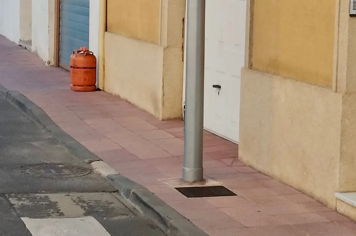 Foto 4 - Pe&ntilde;aranda en Com&uacute;n hace un llamamiento para retirar los postes el&eacute;ctricos y de telefon&iacute;a del acerado