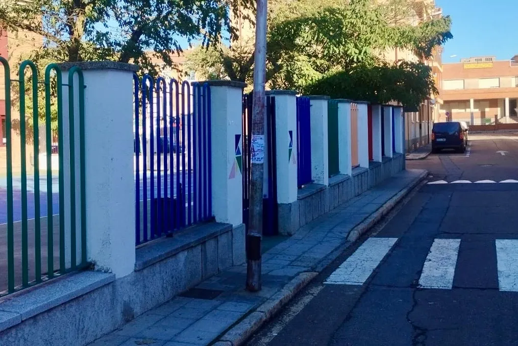 Foto 10 - Pe&ntilde;aranda en Com&uacute;n hace un llamamiento para retirar los postes el&eacute;ctricos y de telefon&iacute;a del acerado