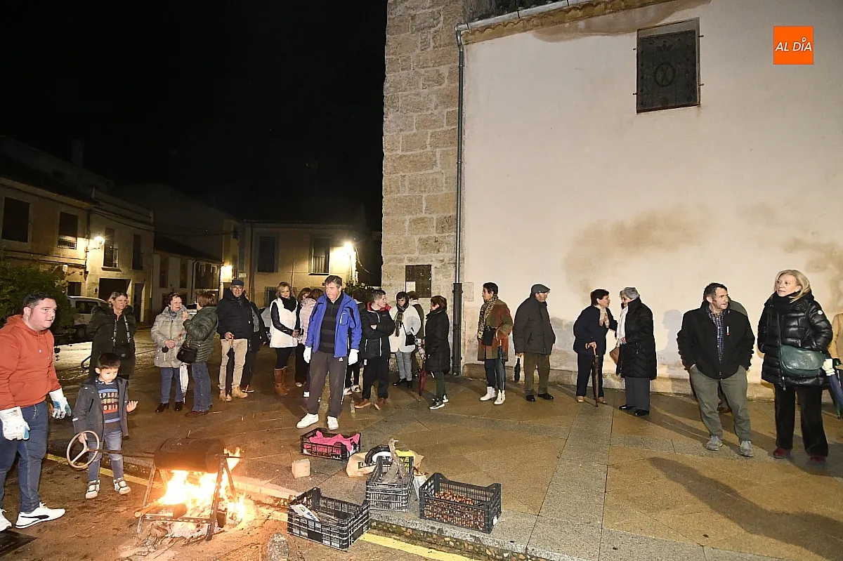 Animada castañada en la víspera de San Andrés a las puertas de su parroquia