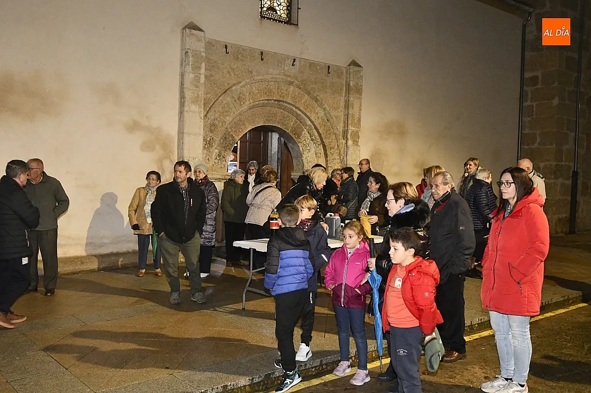 Animada castañada en la víspera de San Andrés a las puertas de su parroquia