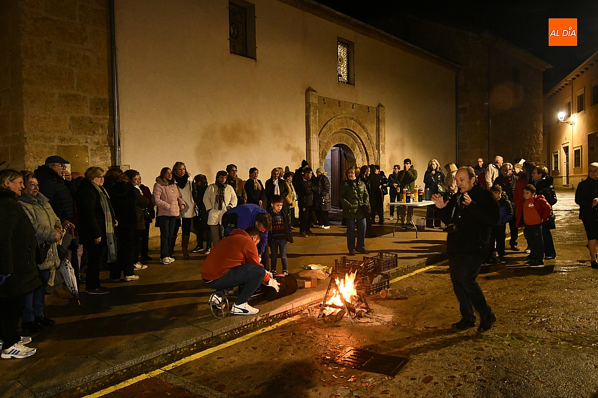 Castañada  de San Andrés a las puertas de su parroquia