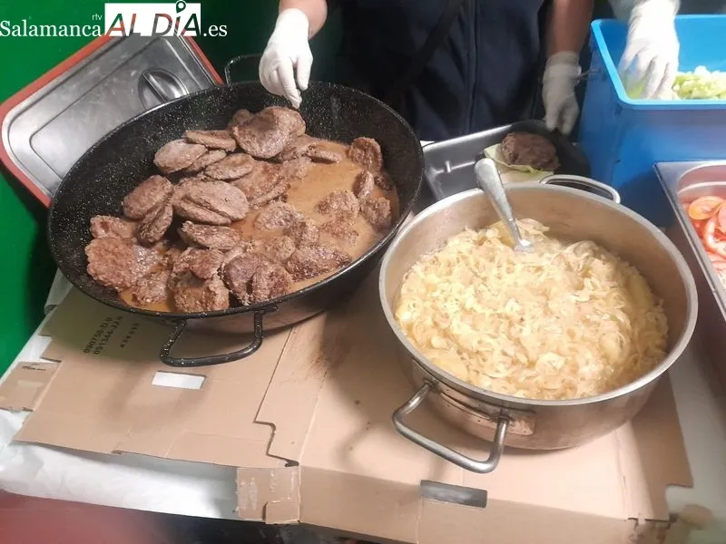 Foto 2 - Hamburguesas y garbanzos con marisco, protagonistas en las fiestas de Horcajo Medianero