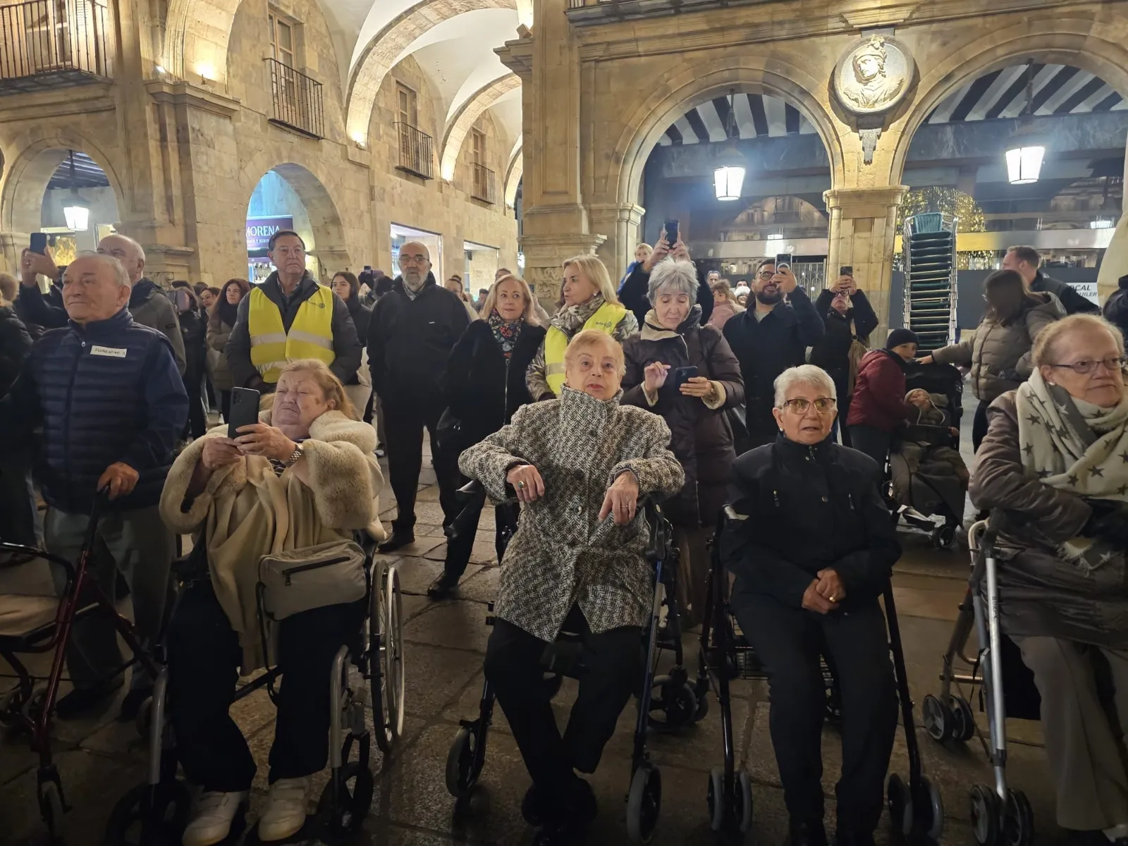Usuarios de la Residencia Montevideo disfrutan de las luces de Navidad en Salamanca 