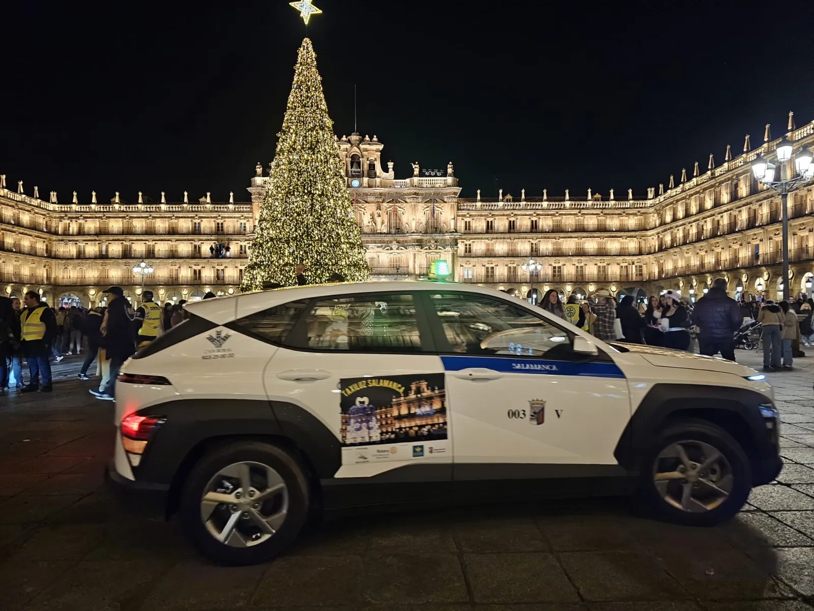 Usuarios de la Residencia Montevideo disfrutan de las luces de Navidad en Salamanca 