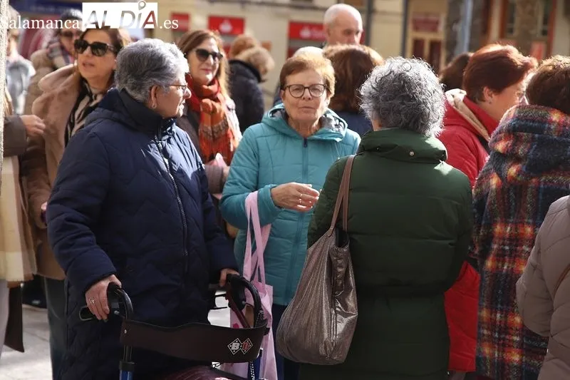 Foto 10 - Alba de Tormes reafirma su compromiso contra la violencia de g&eacute;nero con un minuto de silencio y la lectura del manifiesto
