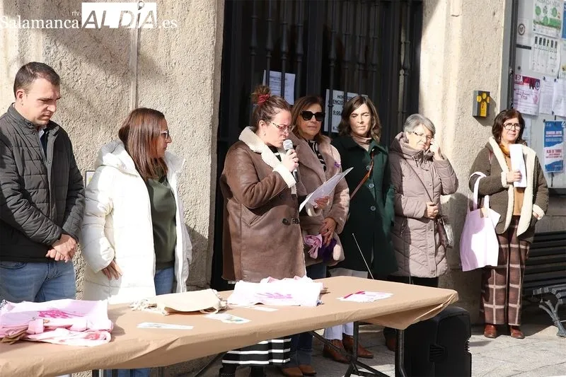 Foto 9 - Alba de Tormes reafirma su compromiso contra la violencia de g&eacute;nero con un minuto de silencio y la lectura del manifiesto