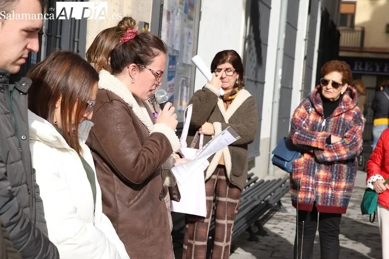 Foto 8 - Alba de Tormes reafirma su compromiso contra la violencia de g&eacute;nero con un minuto de silencio y la lectura del manifiesto