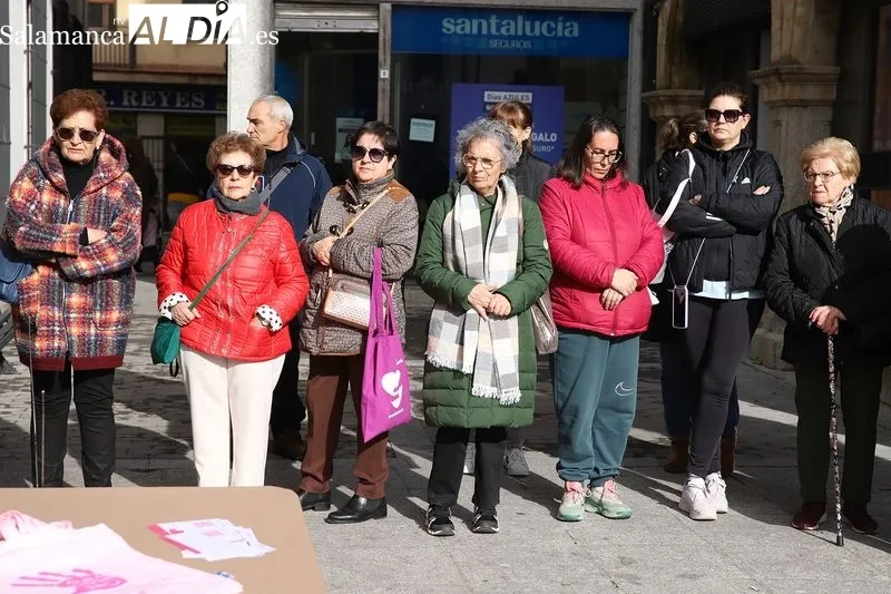 Foto 7 - Alba de Tormes reafirma su compromiso contra la violencia de g&eacute;nero con un minuto de silencio y la lectura del manifiesto