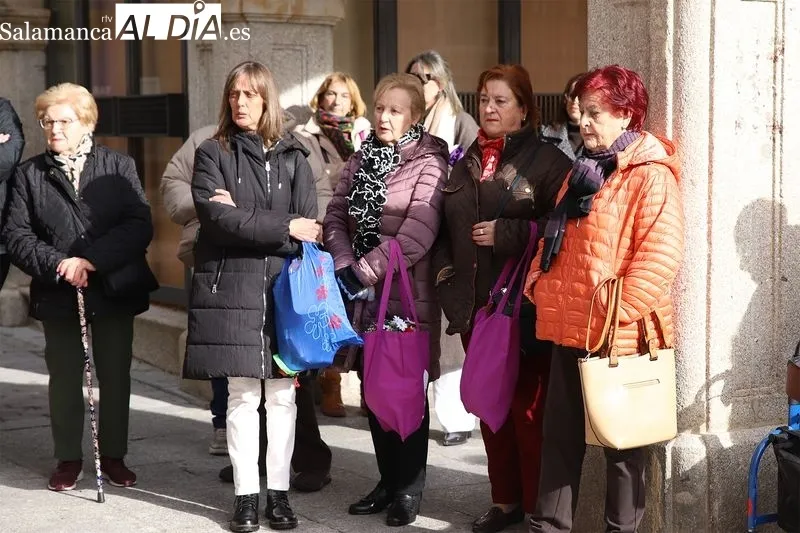 Foto 6 - Alba de Tormes reafirma su compromiso contra la violencia de g&eacute;nero con un minuto de silencio y la lectura del manifiesto