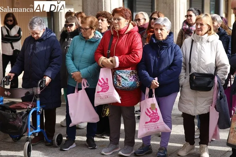 Foto 5 - Alba de Tormes reafirma su compromiso contra la violencia de g&eacute;nero con un minuto de silencio y la lectura del manifiesto