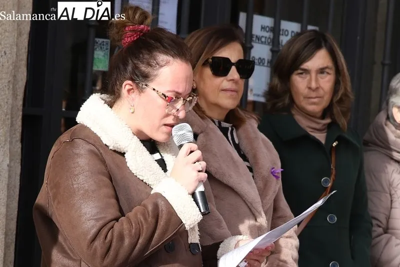 Foto 3 - Alba de Tormes reafirma su compromiso contra la violencia de g&eacute;nero con un minuto de silencio y la lectura del manifiesto