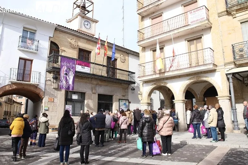 Foto 2 - Alba de Tormes reafirma su compromiso contra la violencia de g&eacute;nero con un minuto de silencio y la lectura del manifiesto