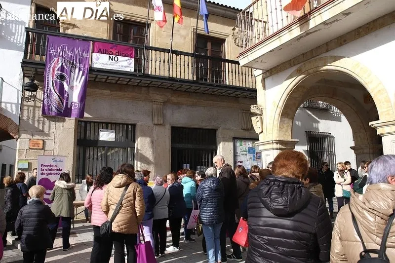 Foto 11 - Alba de Tormes reafirma su compromiso contra la violencia de g&eacute;nero con un minuto de silencio y la lectura del manifiesto