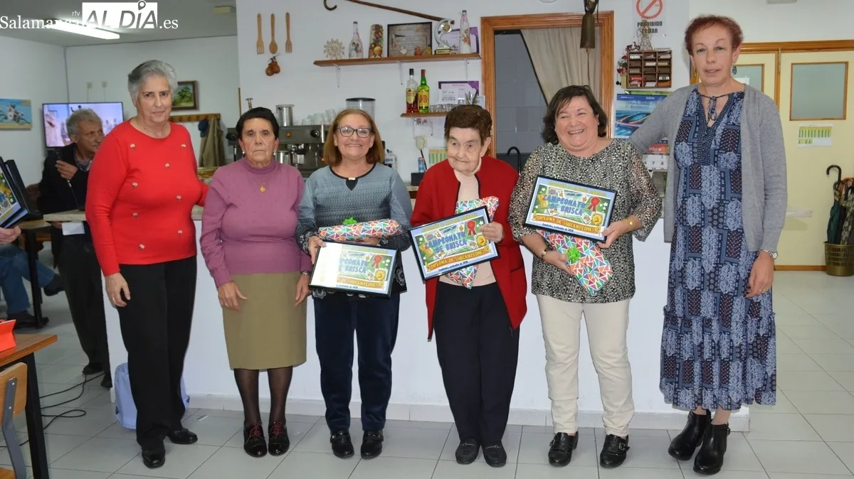 Aurea Barahona González y las hermanas Angelita y Fe Hernández Alejo, equipo subcampeón / INFOTUR