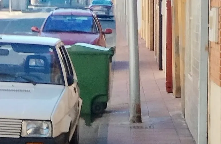 Foto 5 - Pe&ntilde;aranda en Com&uacute;n hace un llamamiento para retirar los postes el&eacute;ctricos y de telefon&iacute;a del acerado